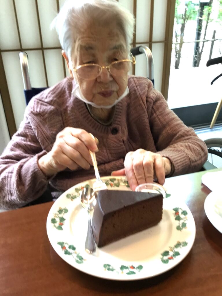 ケーキに舌鼓♪